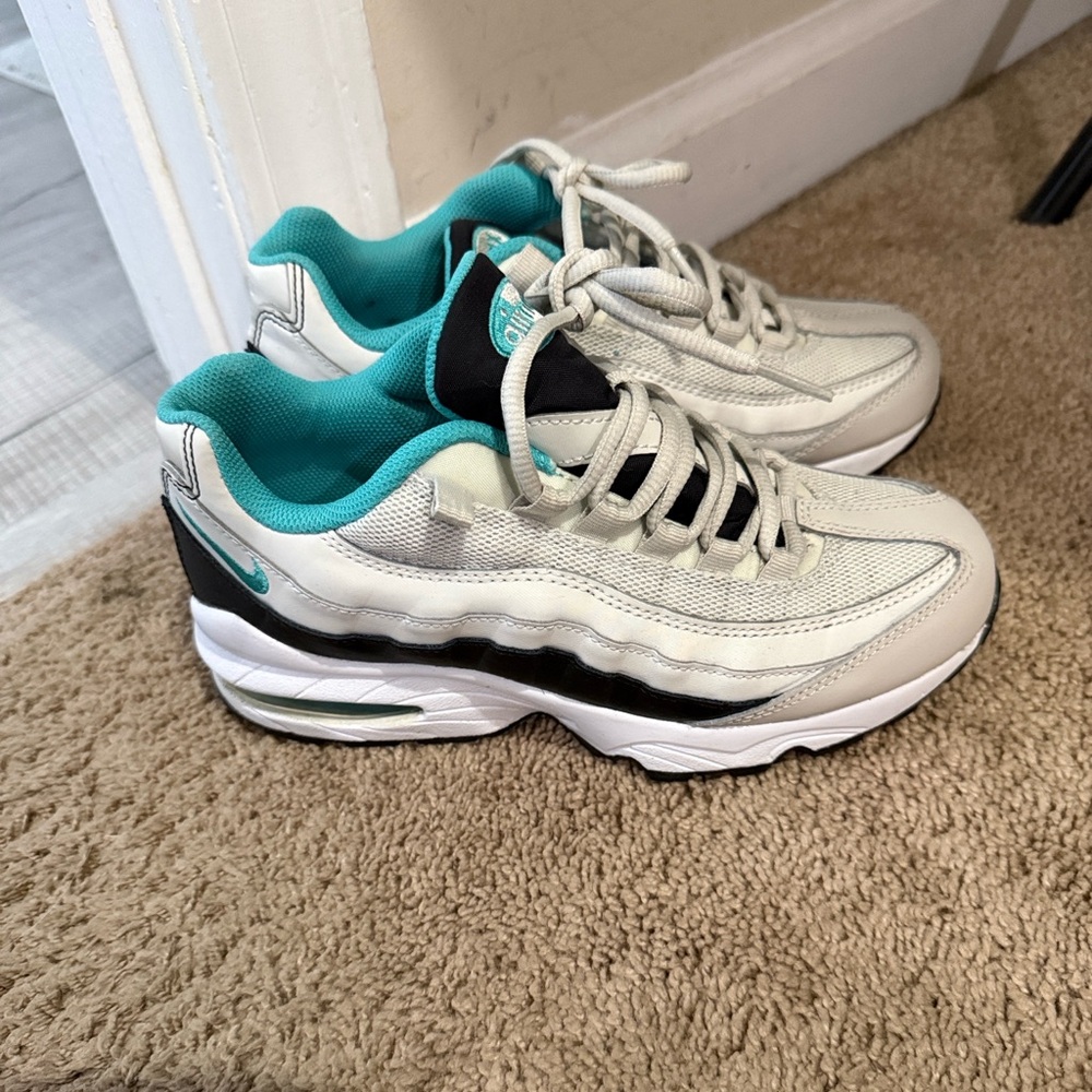 Nike Air Max 95 in White and Teal